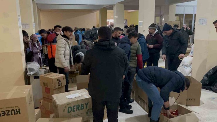 Aksaray’dan deprem bölgesine 20 tır yardım