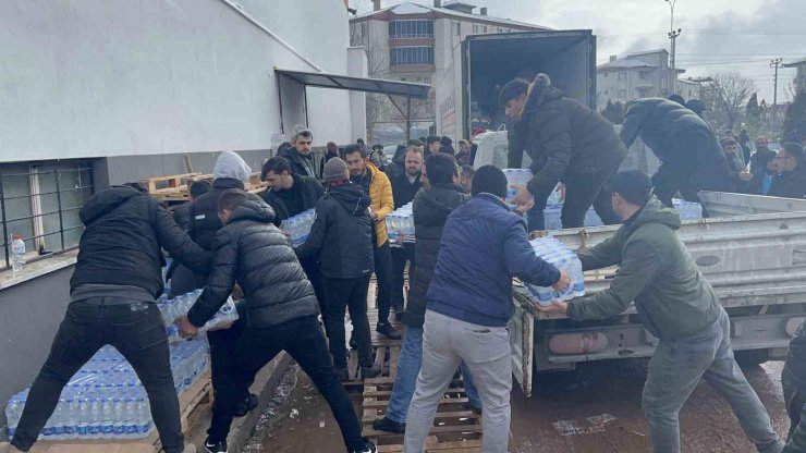 Aksaray’dan deprem bölgesine 20 tır yardım