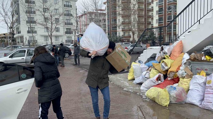 Aksaray’dan deprem bölgesine 20 tır yardım