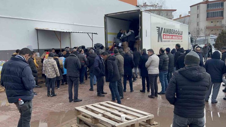 Aksaray’dan deprem bölgesine 20 tır yardım