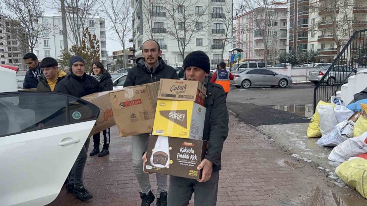 Aksaray’dan deprem bölgesine 20 tır yardım