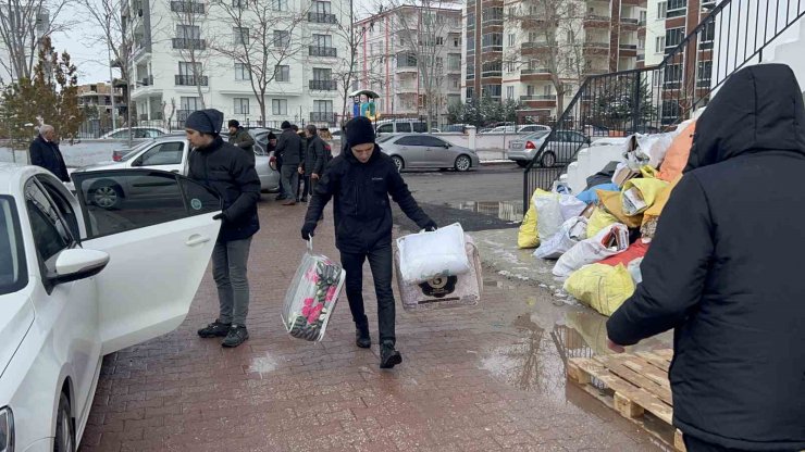 Aksaray’dan deprem bölgesine 20 tır yardım