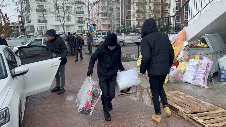 Aksaray’dan deprem bölgesine 20 tır yardım