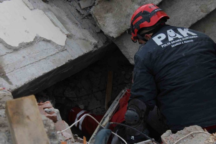 Nermin teyze 31 saat sonra enkaz altından sağ olarak çıkarıldı