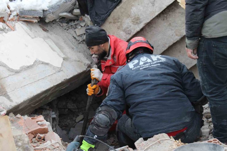 Nermin teyze 31 saat sonra enkaz altından sağ olarak çıkarıldı
