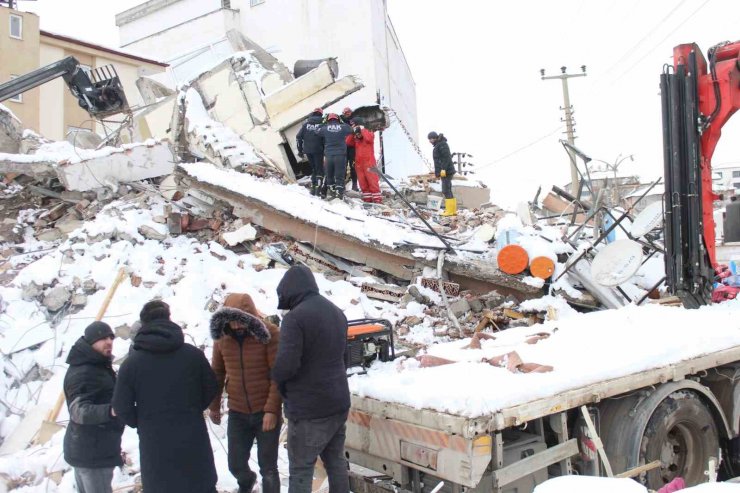 Nermin teyze 31 saat sonra enkaz altından sağ olarak çıkarıldı
