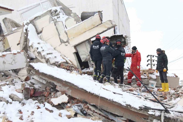 Nermin teyze 31 saat sonra enkaz altından sağ olarak çıkarıldı