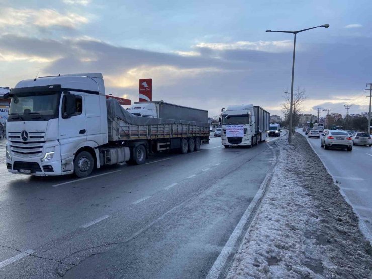 Geçiş güzergahı Konya’da yardım tırı yoğunluğu
