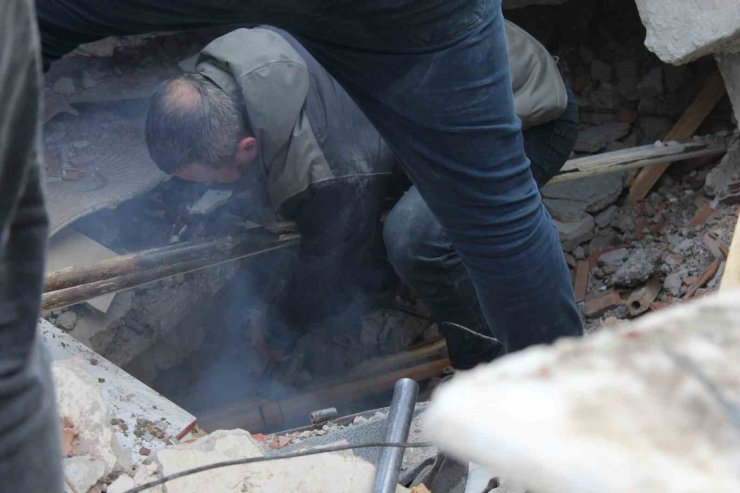 Nermin teyze 31 saat sonra enkaz altından sağ olarak çıkarıldı