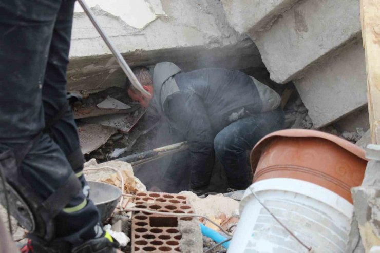 Nermin teyze 31 saat sonra enkaz altından sağ olarak çıkarıldı