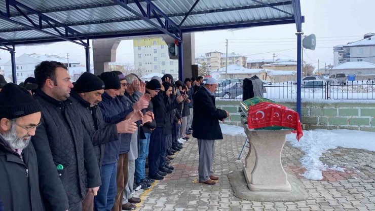 Depremde evden çıkmayı başaran genç öğretmen cami minaresinin altında kalarak can verdi