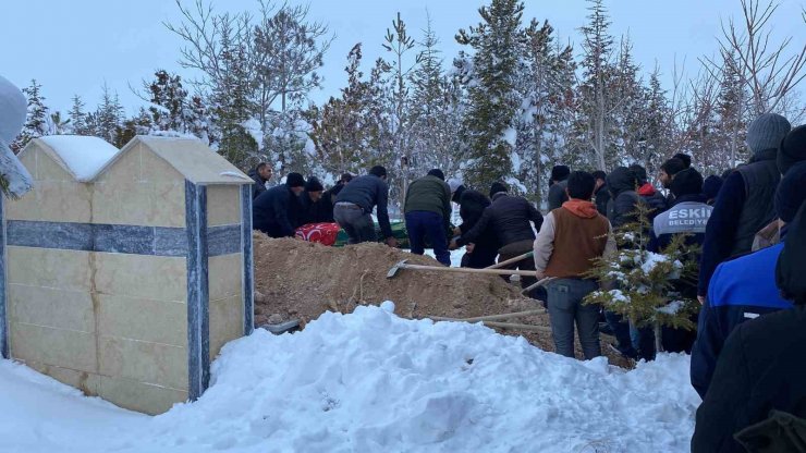 Depremde evden çıkmayı başaran genç öğretmen cami minaresinin altında kalarak can verdi