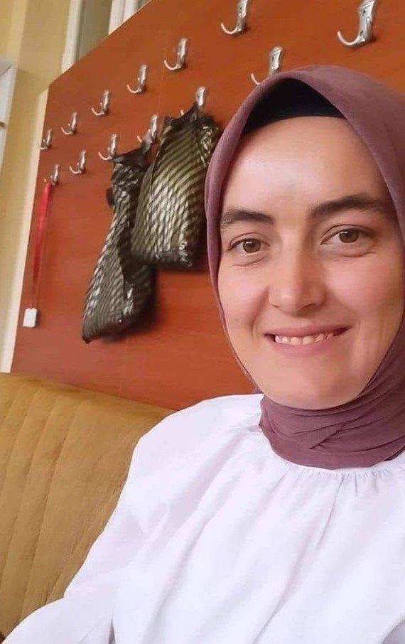 Depremde evden çıkmayı başaran genç öğretmen cami minaresinin altında kalarak can verdi