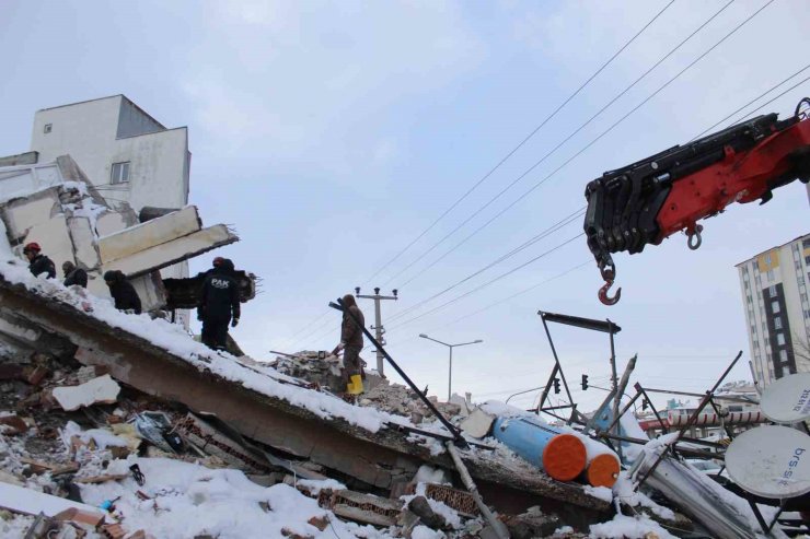 Nermin teyze 31 saat sonra enkaz altından sağ olarak çıkarıldı