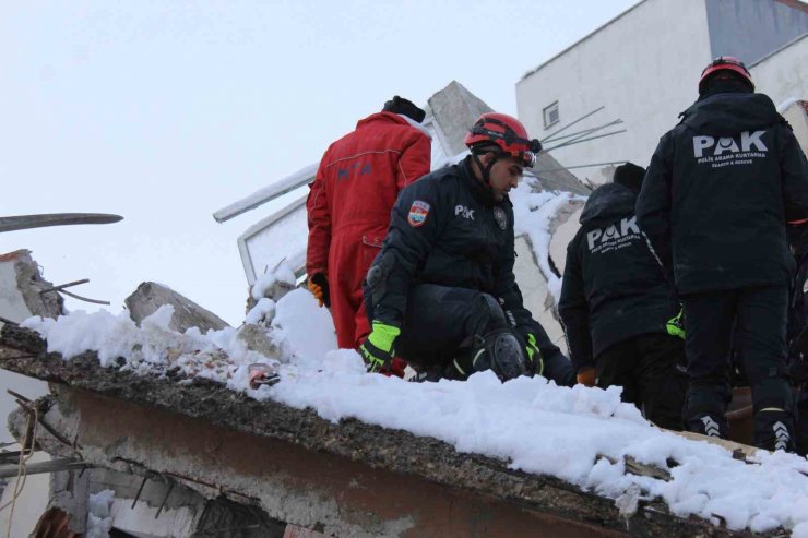 Nermin teyze 31 saat sonra enkaz altından sağ olarak çıkarıldı