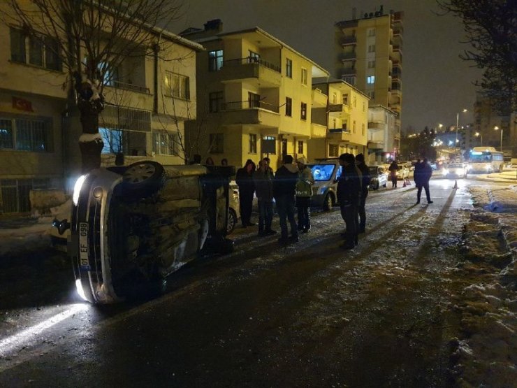 Refüje çarpan otomobil park halindeki aracın üzerine devrildi