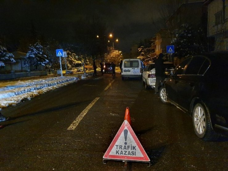 Refüje çarpan otomobil park halindeki aracın üzerine devrildi