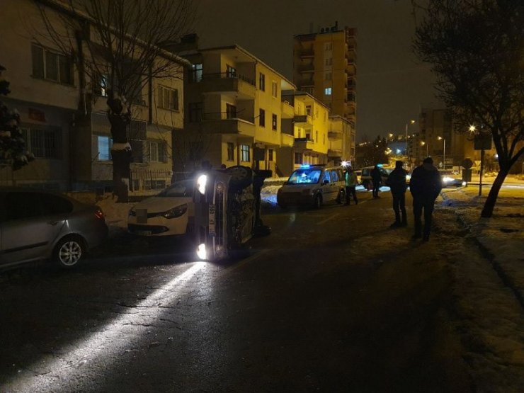 Refüje çarpan otomobil park halindeki aracın üzerine devrildi