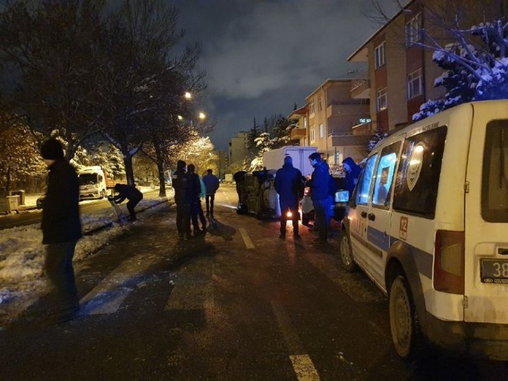 Refüje çarpan otomobil park halindeki aracın üzerine devrildi