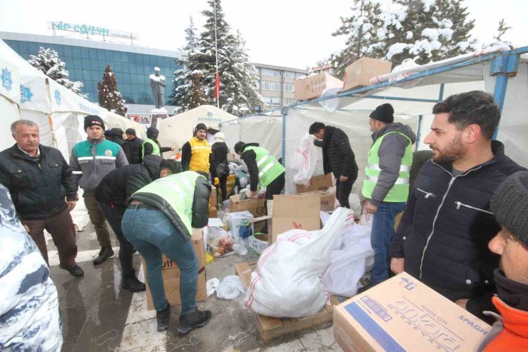 Beyşehir’den Hatay’a 6 tır dolusu yardım malzemesi ve 2 otobüs gönüllü dualarla yola çıktı