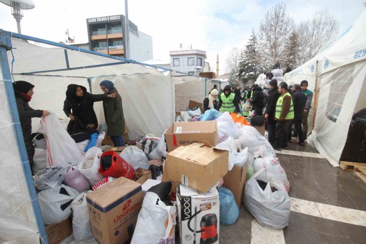 Beyşehir’den Hatay’a 6 tır dolusu yardım malzemesi ve 2 otobüs gönüllü dualarla yola çıktı