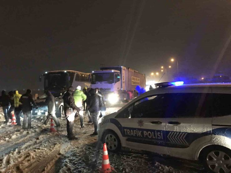Konya’nın şehirler arası yollarında kar ve tipi engeli