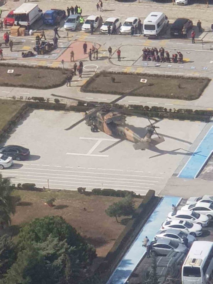 Kara Kuvvetlerine ait helikopterler deprem bölgesinde