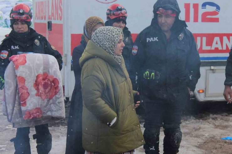 Nermin teyze 31 saat sonra enkaz altından sağ olarak çıkarıldı