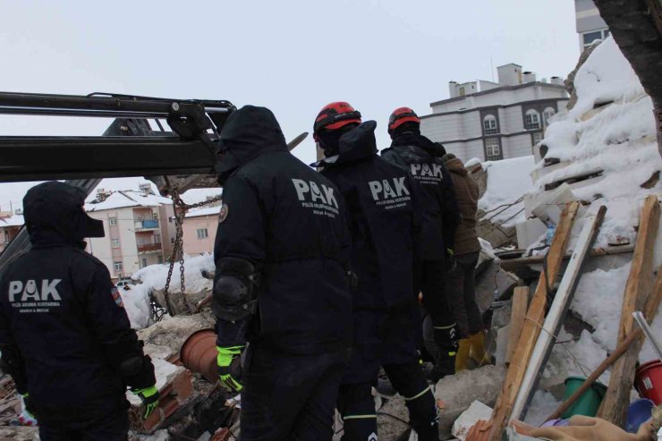 Nermin teyze 31 saat sonra enkaz altından sağ olarak çıkarıldı