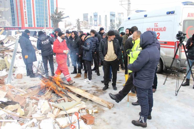 Nermin teyze 31 saat sonra enkaz altından sağ olarak çıkarıldı