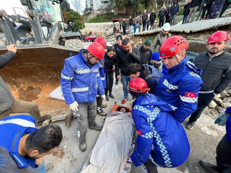 Antakya’da 35 saat sonra 2 kişi enkazdan sağ olarak çıkarıldı