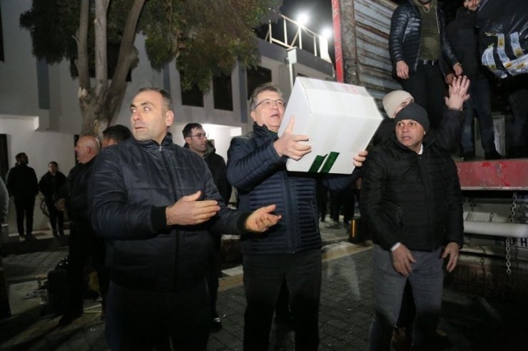 Yüzlerce gönüllü yardım malzemelerini taşımak için insan zinciri oluşturdu