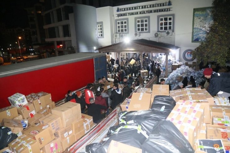 Yüzlerce gönüllü yardım malzemelerini taşımak için insan zinciri oluşturdu