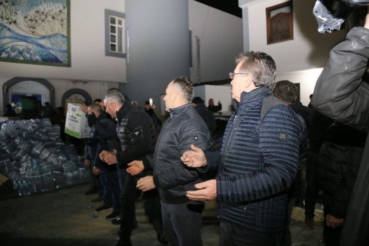 Yüzlerce gönüllü yardım malzemelerini taşımak için insan zinciri oluşturdu