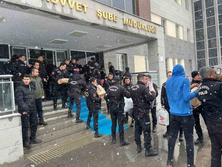 Van polisi 43 saat sonra 2 vatandaşı daha tekbirlerle enkaz altından sağ çıkardı