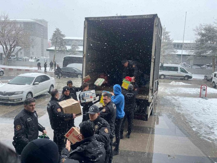 Van polisi 43 saat sonra 2 vatandaşı daha tekbirlerle enkaz altından sağ çıkardı