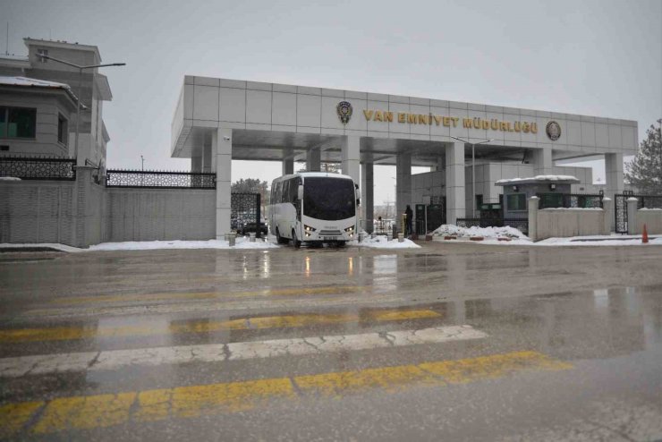 Van polisi 43 saat sonra 2 vatandaşı daha tekbirlerle enkaz altından sağ çıkardı