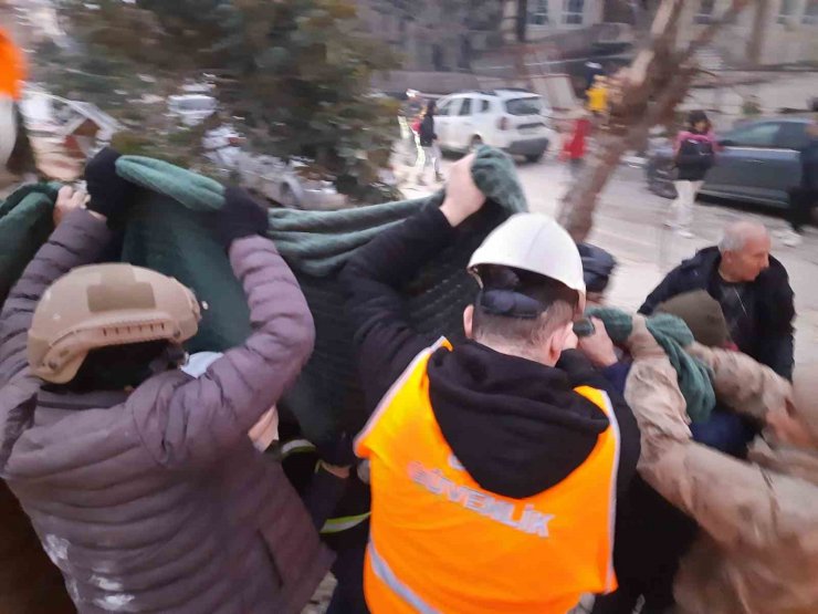 Depremde yıkılan apartmandan 3 çocuk sağ kurtarıldı