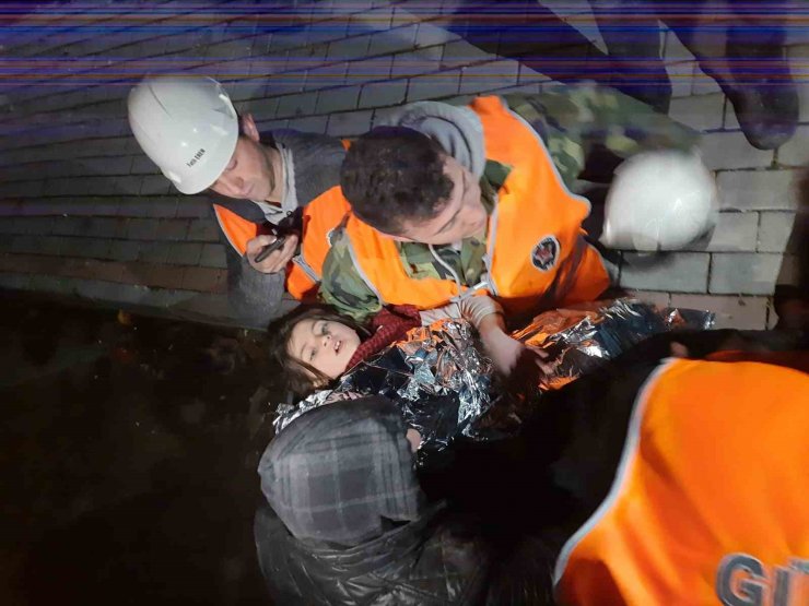 Depremde yıkılan apartmandan 3 çocuk sağ kurtarıldı