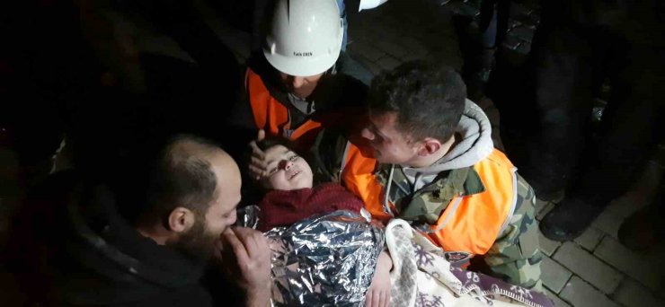 Depremde yıkılan apartmandan 3 çocuk sağ kurtarıldı