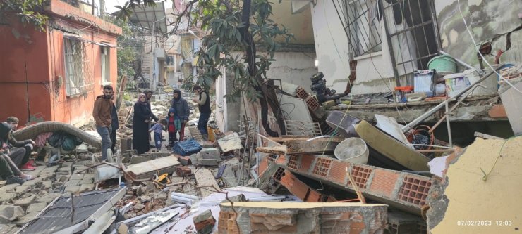 Hatay’da itfaiyeciler enkazdan 2’si çocuk 5 kişiyi canlı kurtardı