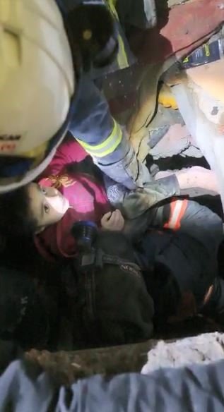 Malatya’da 45 saat sonra 8 yaşındaki Abdullah enkaz altından kurtarıldı