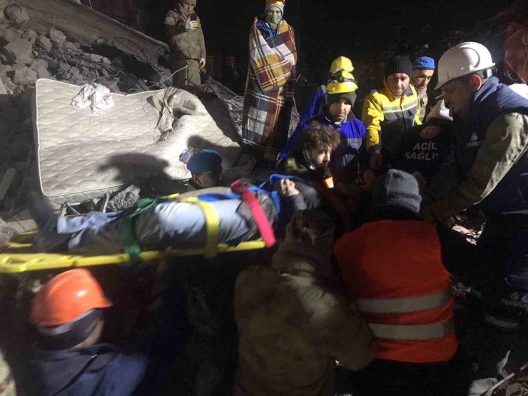 Malatya’da 45 saat sonra enkazdan 1 kişi daha sağ olarak kurtuldu