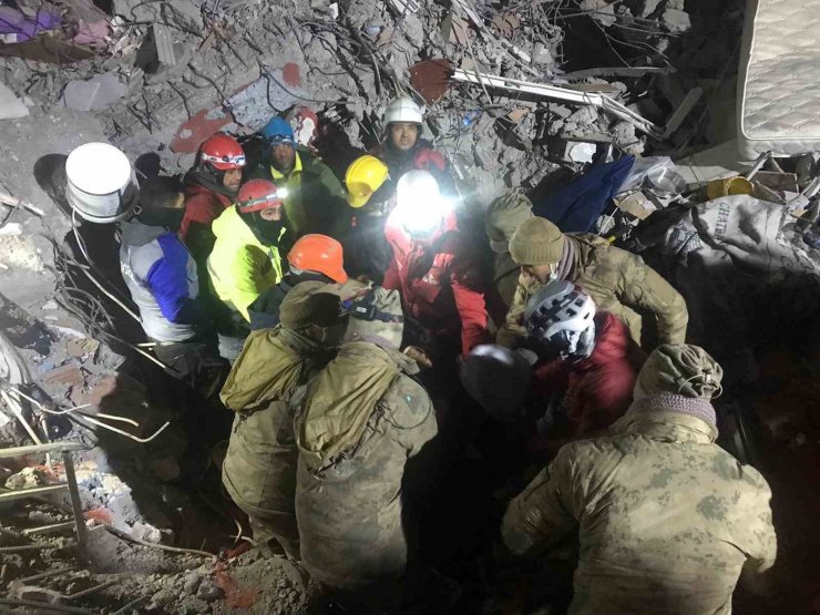 Malatya’da 45 saat sonra enkazdan 1 kişi daha sağ olarak kurtuldu