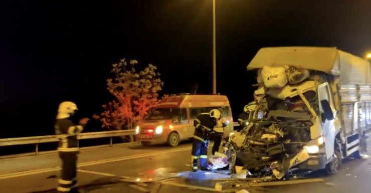 Yardım malzemesi taşıyan kamyonet, yardım malzemesi taşıyan tıra arkadan çarptı