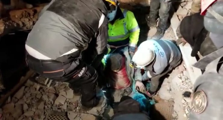 Van polisi 43 saat sonra 2 vatandaşı daha tekbirlerle enkaz altından sağ çıkardı