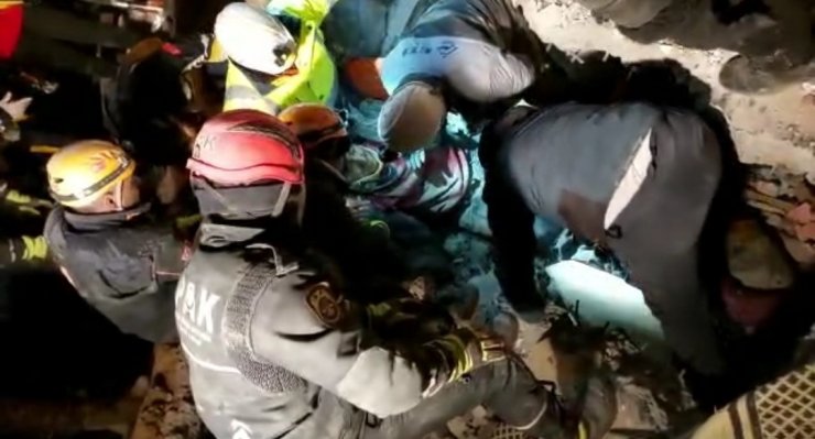 Van polisi 43 saat sonra 2 vatandaşı daha tekbirlerle enkaz altından sağ çıkardı