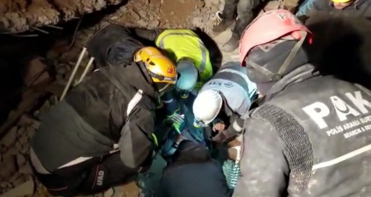 Van polisi 43 saat sonra 2 vatandaşı daha tekbirlerle enkaz altından sağ çıkardı