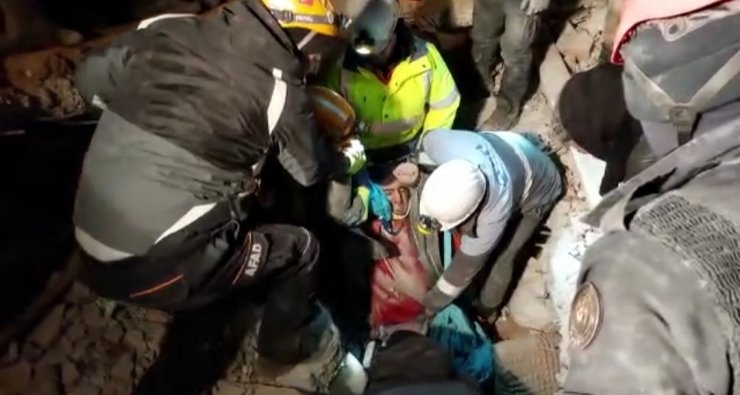 Van polisi 43 saat sonra 2 vatandaşı daha tekbirlerle enkaz altından sağ çıkardı