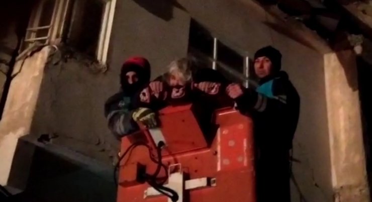 Van’dan giden ekip 80 yaşındaki kadını enkazdan sağ çıkarttı
